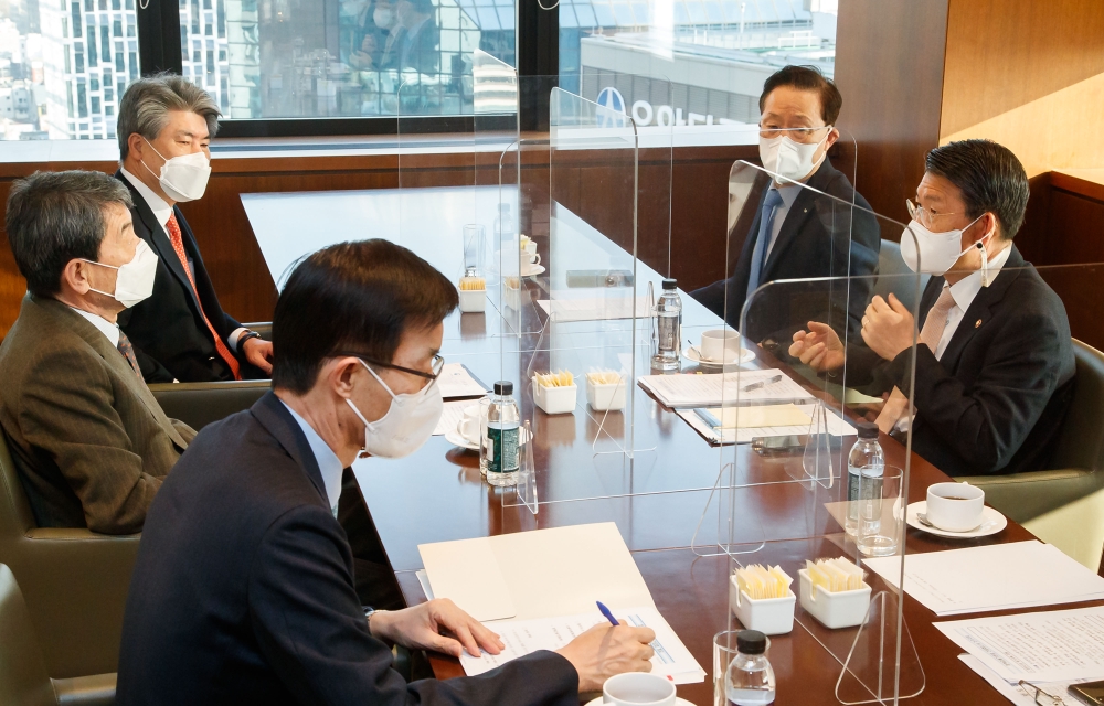 은성수 금융위원장이 19일 서울 중구 전국은행연합회에서 정책금융기관장들과 간담회를 하고 있다. (왼쪽 아래부터 시계방향으로) 방문규 수출입은행장, 이동걸 산업은행 회장, 윤종원 기업은행장, 윤대희 신용보증기금 이사장, 은성수 금융위원장./사진=금융위원회(2021.2.19)