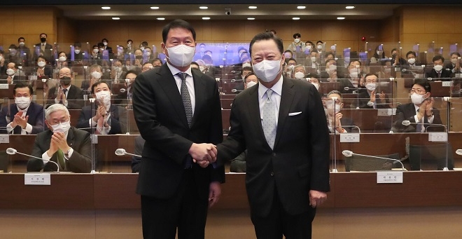 오는 24일 총회를 통해 대한상공회의소 회장에 취임하는 최태원 SK그룹 회장(사진 왼쪽)과 전임 회장인 박용만 두산인프라코어 회장(사진 오른쪽). 사진=대한상공회의소.