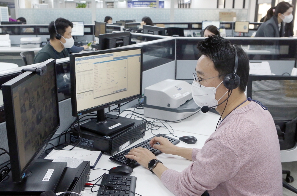 신한은행 디지털영업부 직원이 근무하고 있다. /사진=신한은행 제공