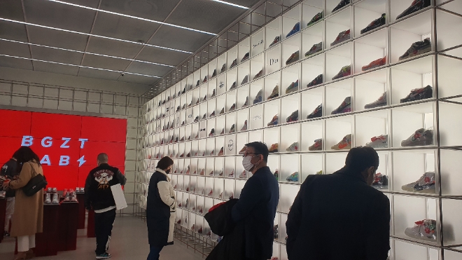 더현대 서울 지하 2층 신발 리셀 전문매장 BGZT랩에서 고객들이 전시된 신발을 둘러보고 있다. / 사진 = 유선희 기자