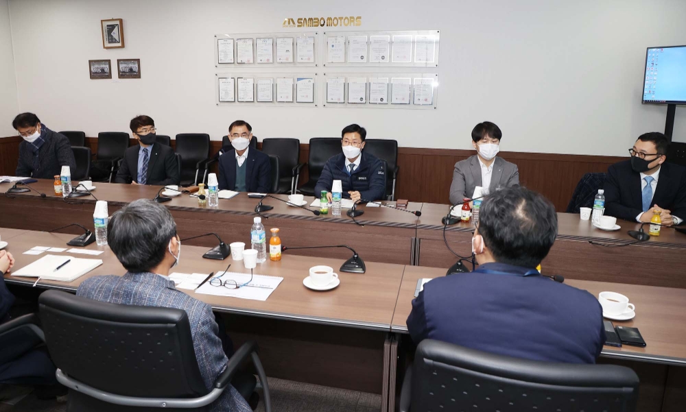 DGB대구은행이 삼보모터스를 방문해 ESG 경영활동의 일환으로 현장 컨설팅을 진행했다. /사진=DGB대구은행