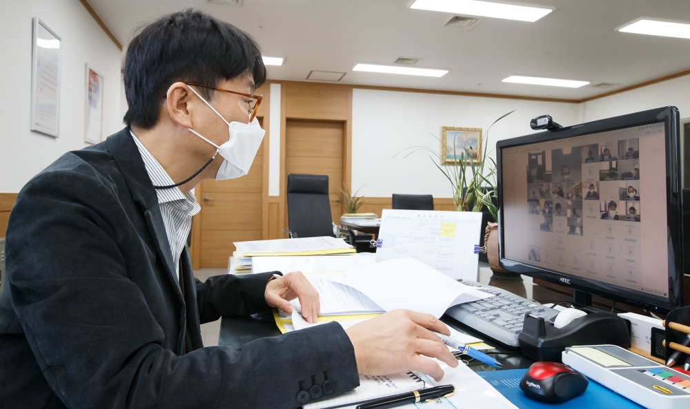 도규상 금융위원회 부위원장이 26일 비대면 화상회의로 금융리스크대응반 겸 지표금리개선 추진단 회의를 주재하고 있다./사진=금융위원회(2021.2.26)