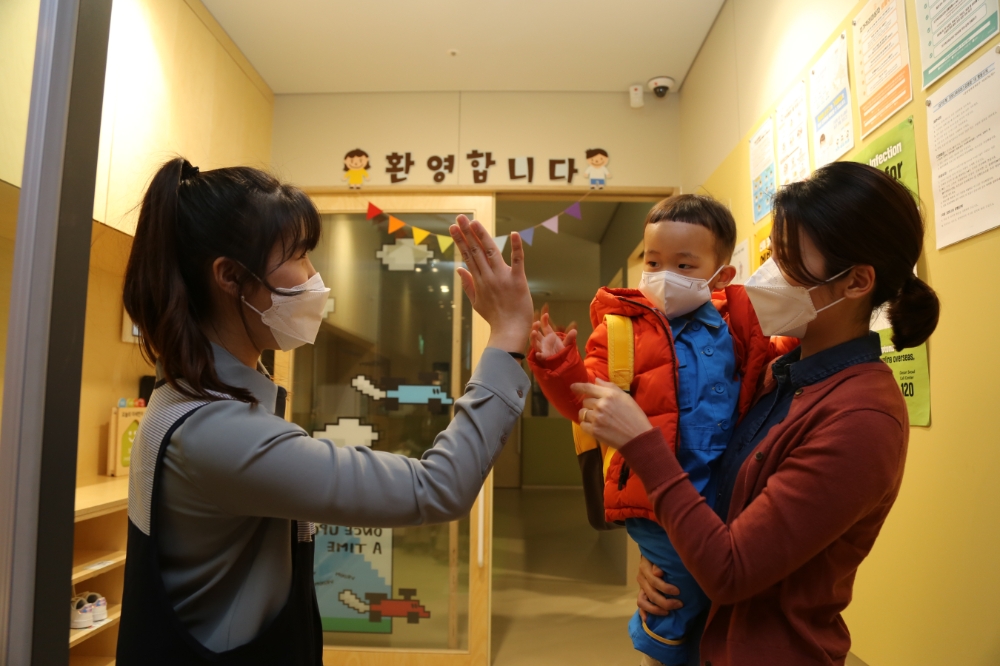 DL그룹 직원 자녀가 한숲어린이집으로 등원하고 있다./ 사진제공 = DL