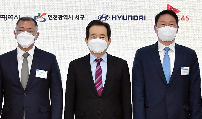 (왼쪽부터) 정의선 현대차그룹 회장, 정세균 국무총리, 최태원 SK그룹 회장.