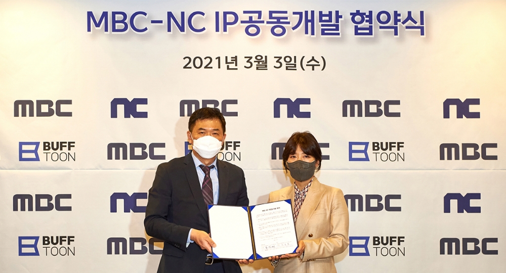 도인태 MBC 미디어전략본부장(좌)과 민보영 엔씨(NC) 컨텐츠사업부센터장(우)이 IP 공동개발을 위한 협약을 체결했다. 사진=엔씨