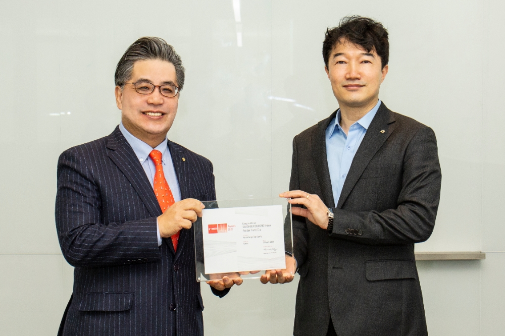 '2021 모닝스타 어워즈’에서 베스트 한국 대형주 펀드 부문을 수상한 대신자산운용 구희진 대표(왼쪽)와 펀드운용역 정만성 상무(오른쪽)가 기념 사진을 촬영하고 있다. / 사진제공= 대신자산운용(2021.03.03)