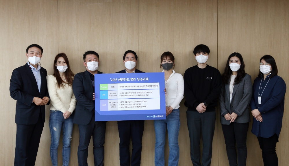 문동권 신한카드 경영기획그룹장(왼쪽 첫번째)이 ESG 우수 사례로 선정된  직원들과 기념 사진을 촬영하고 있다. /사진=신한카드