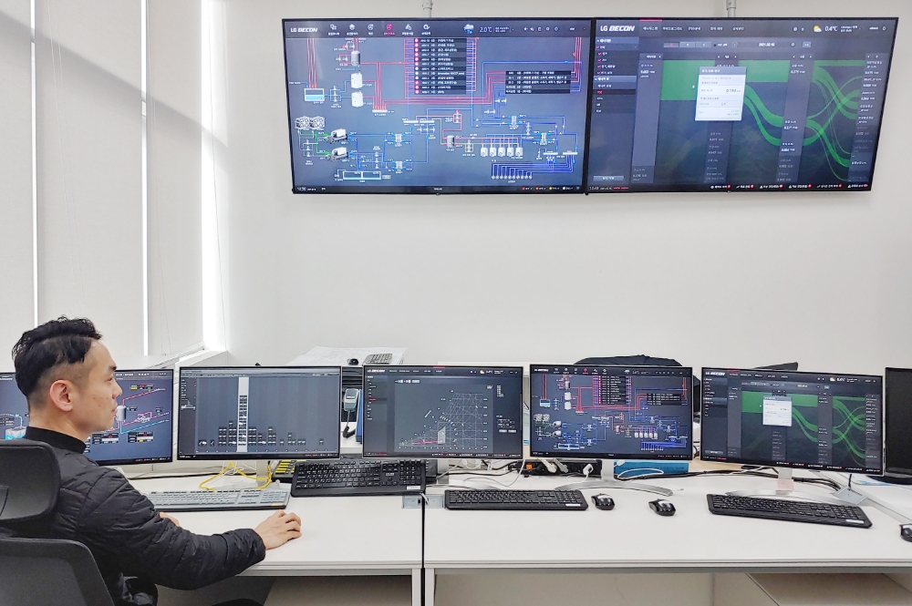 직원이 풀무원기술원의 에너지 흐름을 모니터링하고 있다. 사진=LG전자