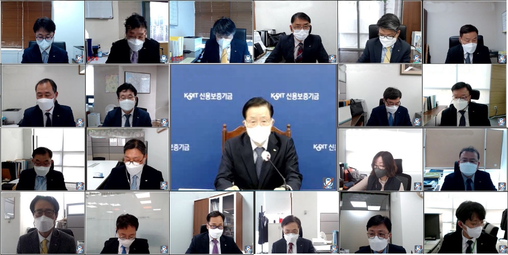 윤대희 신용보증기금 이사장(가운데)이 8일 전국 영업본부장 및 본부 부서장들로부터 온라인 업무보고를 받고 있다. /사진=신용보증기금 제공