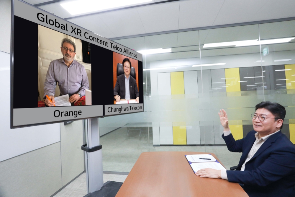 최윤호 LG유플러스 5G서비스사업담당(상무)이 신규 회원사들과 화상회의를 하고 있다. 사진=LG유플러스