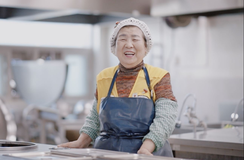 LG가 36년간 반찬 나눔 봉사활동을 이어온 우영순씨에게 LG 의인상을 수여했다. 사진=LG