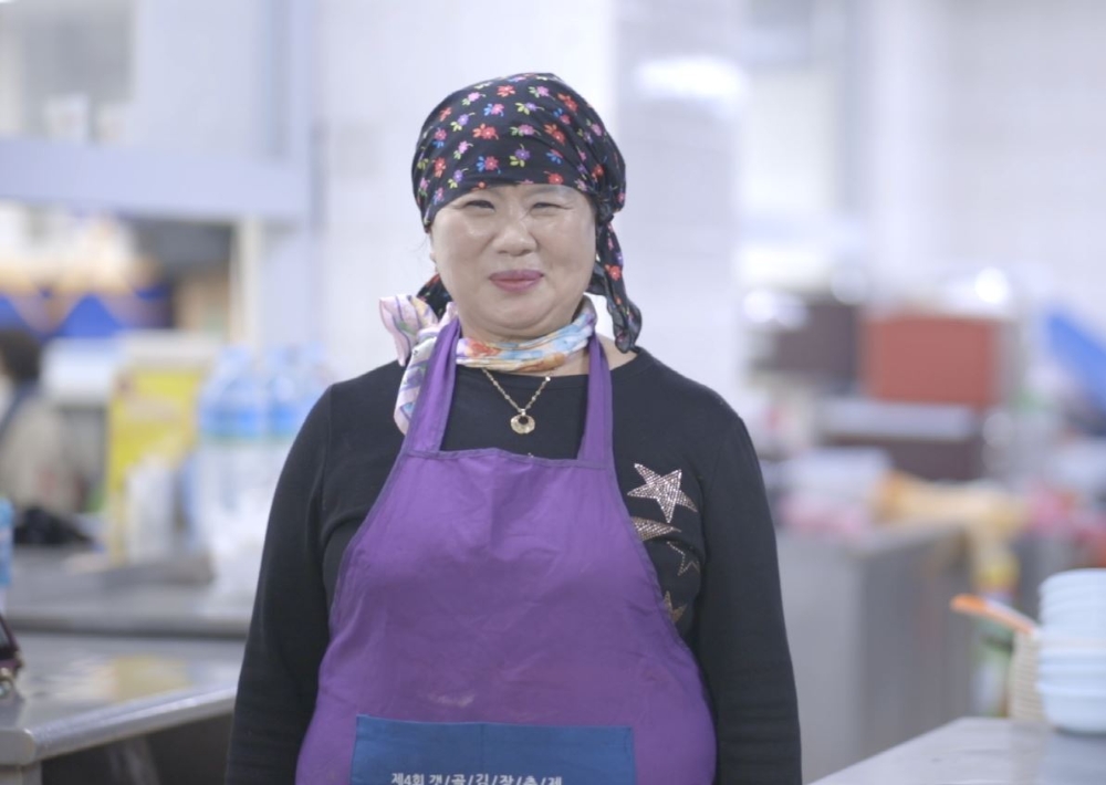 LG가 24년간 반찬 나눔 봉사활동을 이어오고 있는 이상기씨에게 LG 의인상을 수여했다. 사진=LG