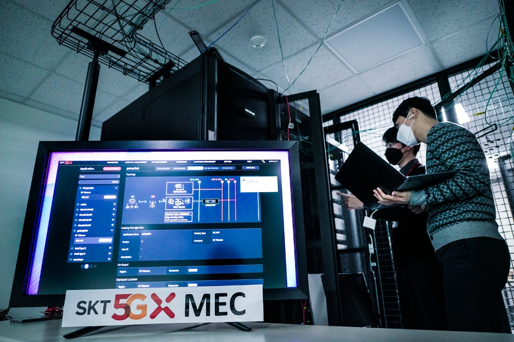 SK텔레콤 5G MEC 개발 담당 연구원들이 SK텔레콤 분당사옥 테스트베드에서 5G MEC 기술을 연구하고 있다. 사진=SK텔레콤