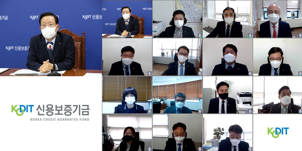 윤대희 신용보증기금 이사장(왼쪽)이 16일 벤처평가 업무를 담당하는 전국 10개 스타트업지점장 및 관련 부서장과 화상회의를 통해 벤처확인 전문평가 업무 준비상황을 점검하고 현장의 의견을 청취하고 있다. /사진=신용보증기금 제공