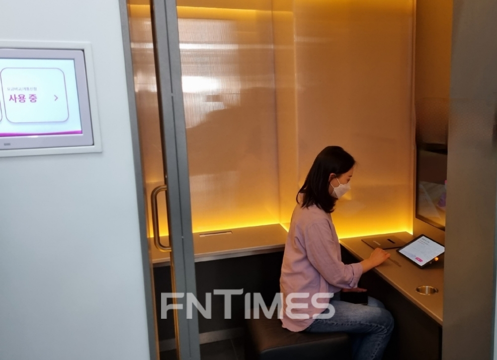 셀프개통존에서 스마트폰 구매부터 요금제 선택까지 고객 스스로 개통할 수 있다. 사진=정은경 기자