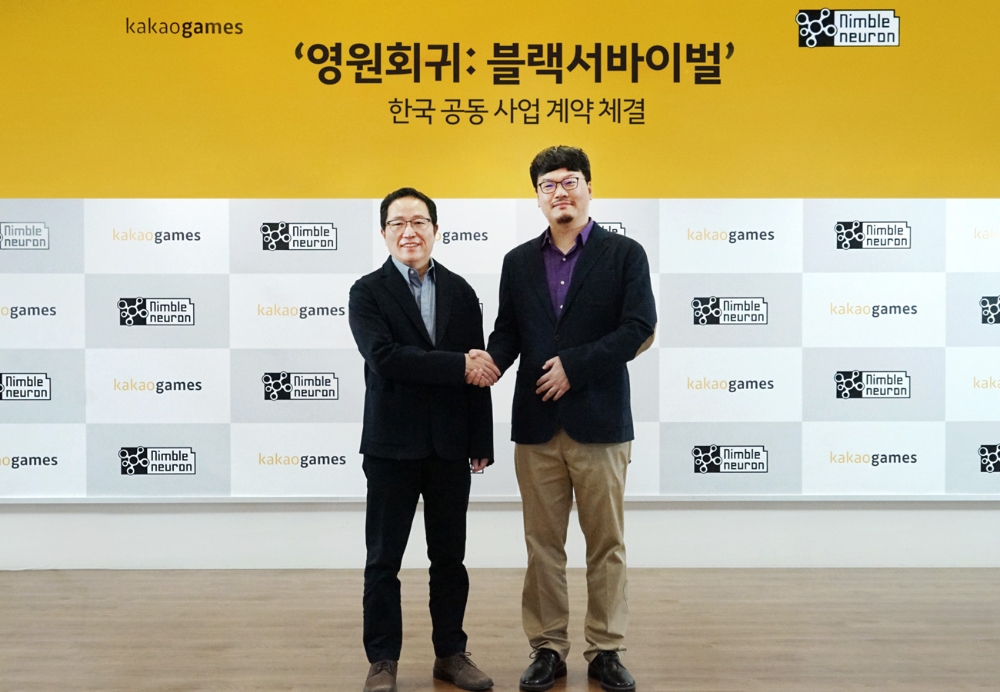 조계현 카카오게임즈 대표와 김남석 님블뉴런 대표가 '영원회귀:블랙서바이벌' 한국 공동 사업 계약을 체결했다고 밝혔다. 사진=카카오게임즈