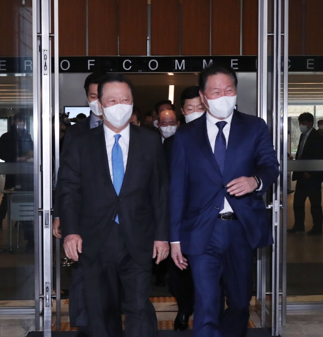 대한상의는 24일 오전 남대문로 상의회관에서 의원총회를 열어 최태원 SK그룹 회장을 제24대 대한상의 회장으로 만장일치 추대했다. 최태원 신임 대한상의 회장(사진 오른쪽), 박용만 대한상의 명예회장(사진 왼쪽)이 이날 총회를 마치고 나오는 모습. 사진=대한상공회의소.