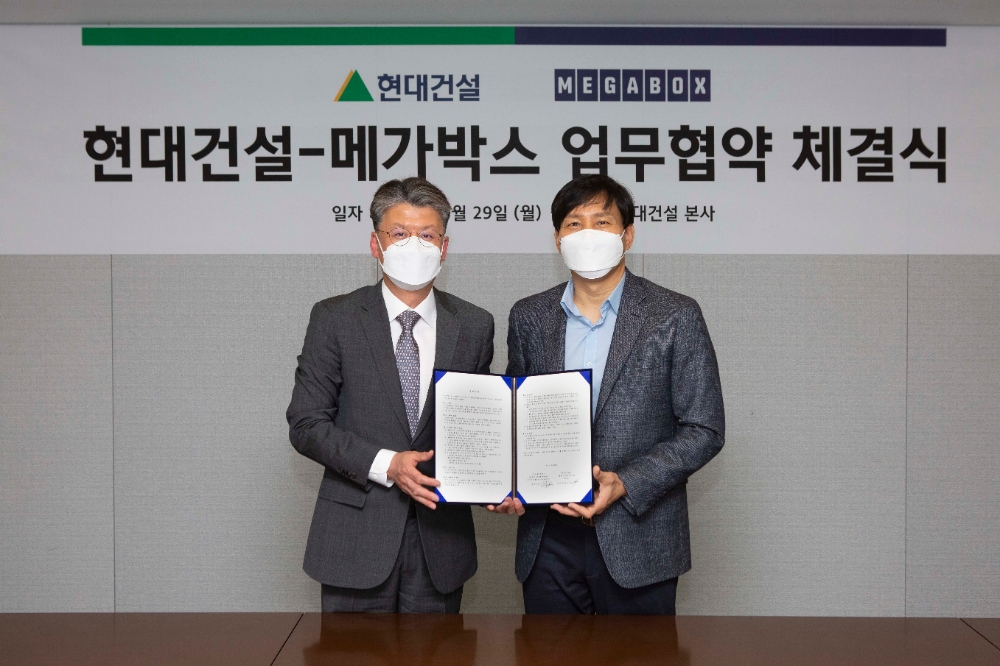 서울 종로구 현대건설 계동사옥에서 열린 ‘현대건설-메가박스 업무협약 체결식’에서 최재범 현대건설 주택사업본부장(사진 오른쪽)과 메가박스 김진선 대표(사진 왼쪽)가 협약서에 서명한 뒤 기념사진을 찍고 있다.
