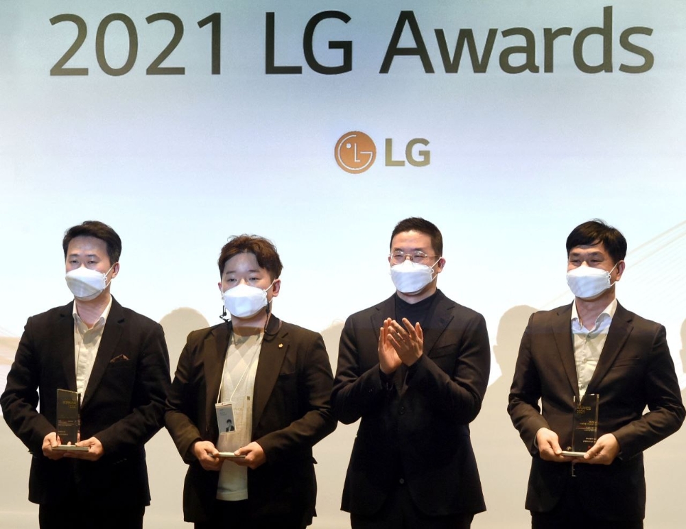 구광모 LG 회장이 30일 오후 서울 마곡 LG사이언스파크에서 개최한 'LG 어워즈'에서 일등LG상 수상자들과 기념 촬영을 하고 있다. 사진=LG