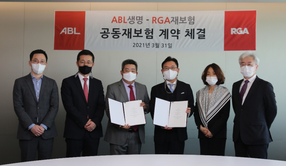 31일 ABL생명 본사에서 ABL생명과 RGA재보험 한국지점이 공동재보험 계약을 체결했다. 시예저치앙 ABL생명 사장(왼쪽에서 세번째)과 RGA재보험 한국지점 신성욱 사장(왼쪽에서 네번째)이 양사 임직원들과 기념촬영을 하고 있다./사진=ABL생명