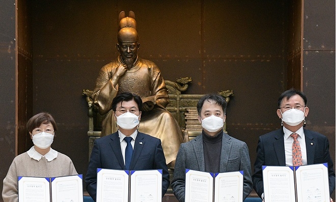 (왼쪽부터) 황혜란 대전세종연구원 부원장, 이춘희 세종시장, 김정희 현대차 AIRS 컴퍼니 상무, 배준석 세종도시교통공사 사장. 사진=현대차.