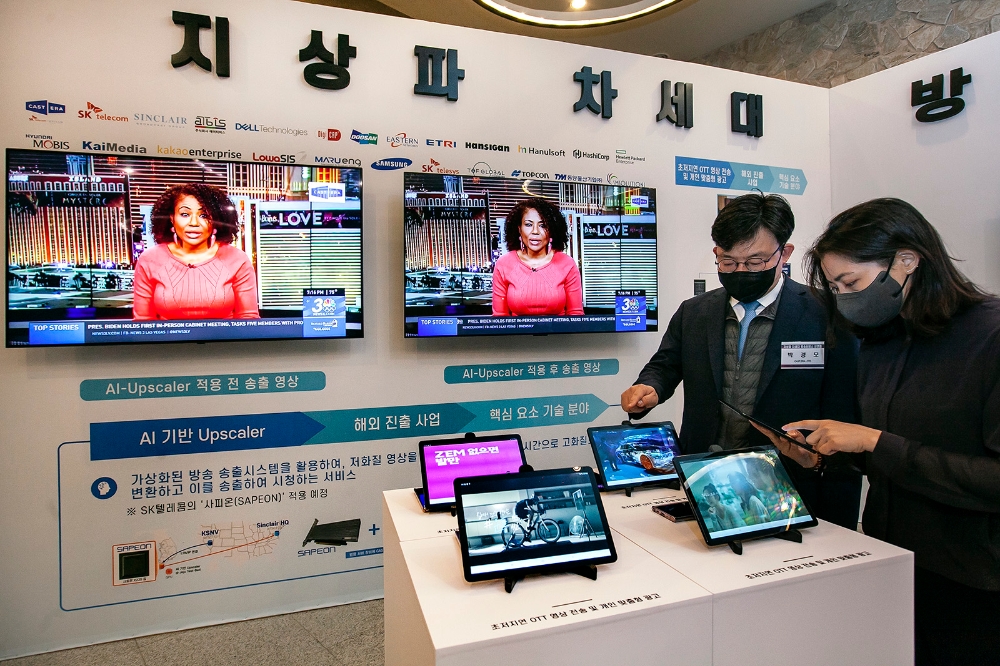 박경모(남성) 캐스트닷에라 CTO가 2일 제주 호텔난타에서 5G-ATSC3.0 융합 방송서비스를 시연하고 있다. 사진=SK텔레콤