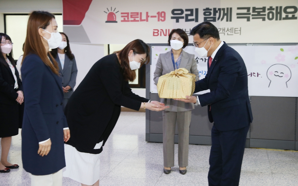 최홍영 BNK경남은행장이 궂은 일을 하는 직원들을 격려하고 있다. /사진=BNK경남은행 제공