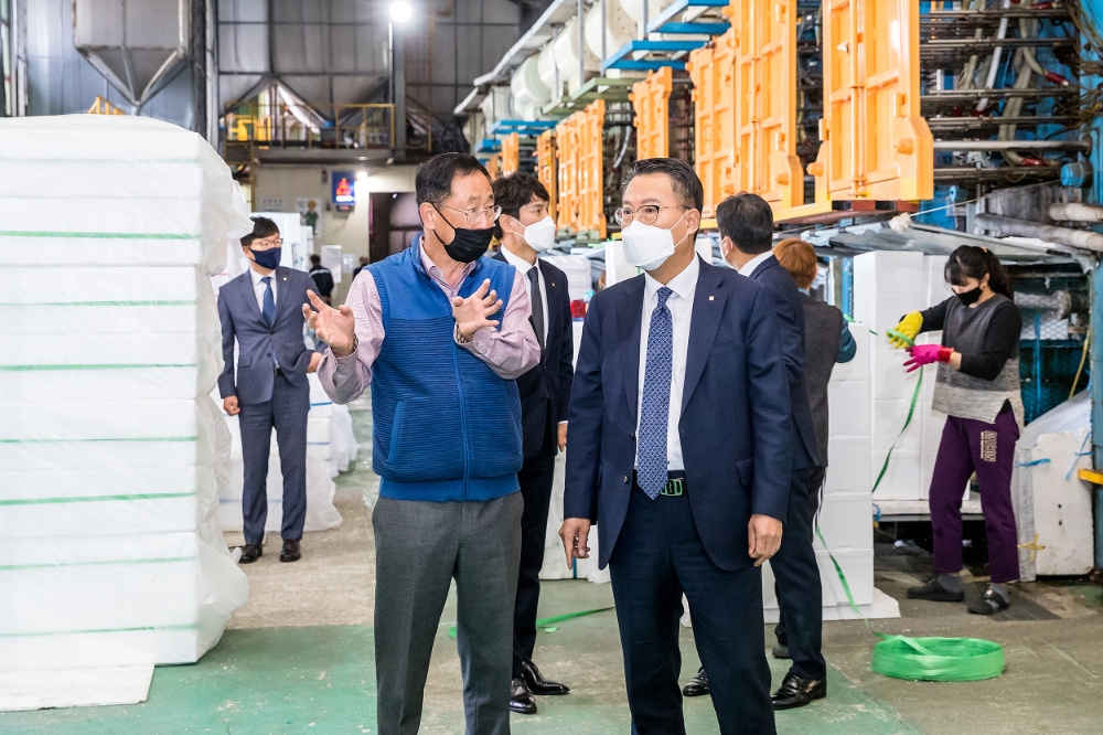 송종욱(오른쪽) 광주은행장이 5일 전남 고흥군 소재 스티로폼제품 제조업체 효경을 방문해 최인효 대표로부터 현장 설명을 듣고 있다./사진=광주은행