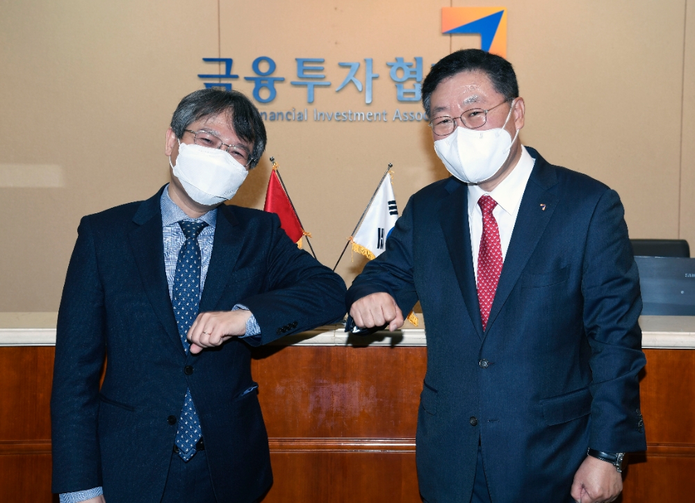 7일 여의도 금융투자협회에서 나재철 금융투자협회 회장(오른쪽), 응우옌 부 뚱(NGUYEN VU TUNG) 주한 베트남 대사(왼쪽) / 사진제공= 금융투자협회(2021.04.07)