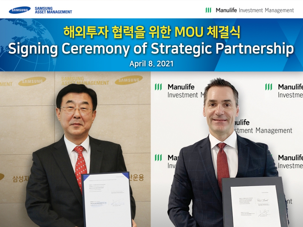 8일 삼성자산운용 심종극 대표(왼쪽)와 캐나다 매뉴라이프자산운용 폴 로렌츠 글로벌대표(오른쪽)는 비대면으로 전략적제휴(MOU)를 체결했다. / 사진제공= 삼성자산운용(2021.04.08)