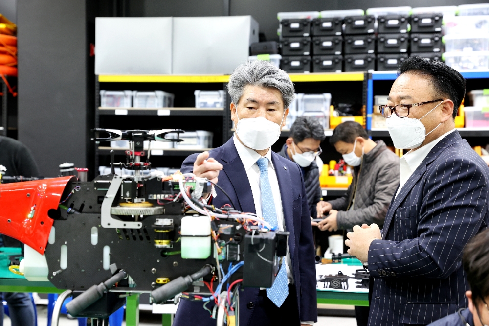 윤종원 IBK기업은행장(왼쪽)이 13일 경기도 인천 소재 산업용 드론 제조업체 ‘숨비’를 방문해 오인선 대표로부터 제품 설명을 듣고 있다./사진=기업은행(2021.4.13)