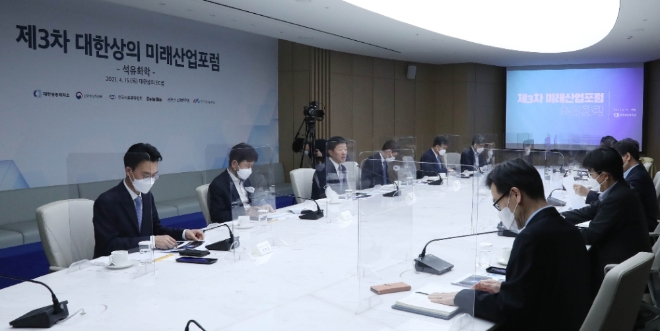 대한상의는 15일 ‘제3차 미래산업포럼’을 개최하고 석유화학산업의 디지털 전환 수준과 탄소중립 대응력을 점검했다. 사진=대한상공회의소.