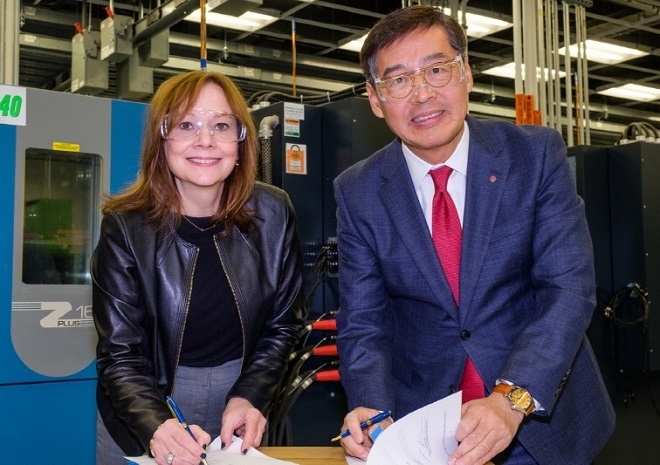 신학철 LG화학 부회장과(오른쪽) 메리 바라 GM 회장이 2019년 12월 미국 미시간주 GM글로벌테크센터에서 배터리 합작법인(얼티엄 셀즈) 설립 계약을 체결하고 있다. 사진=LG화학.