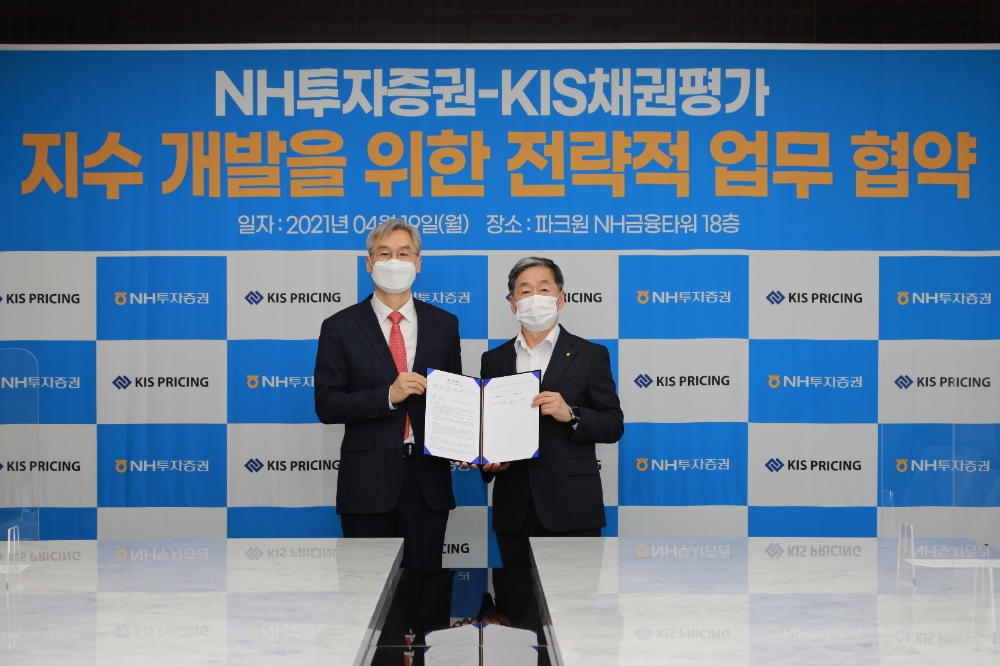 NH투자증권은 19일 여의도 NH투자증권 파크원 신사옥에서 KIS채권평가와 ‘전략적 지수사업 제휴 협약(MOU)’을 체결했다. KIS채권평가 윤기 대표(왼쪽),  NH투자증권 정용석 부사장(오른쪽)이 업무협약 기념촬영을 하고 있다. / 사진제공= NH투자증권(2021.04.19)