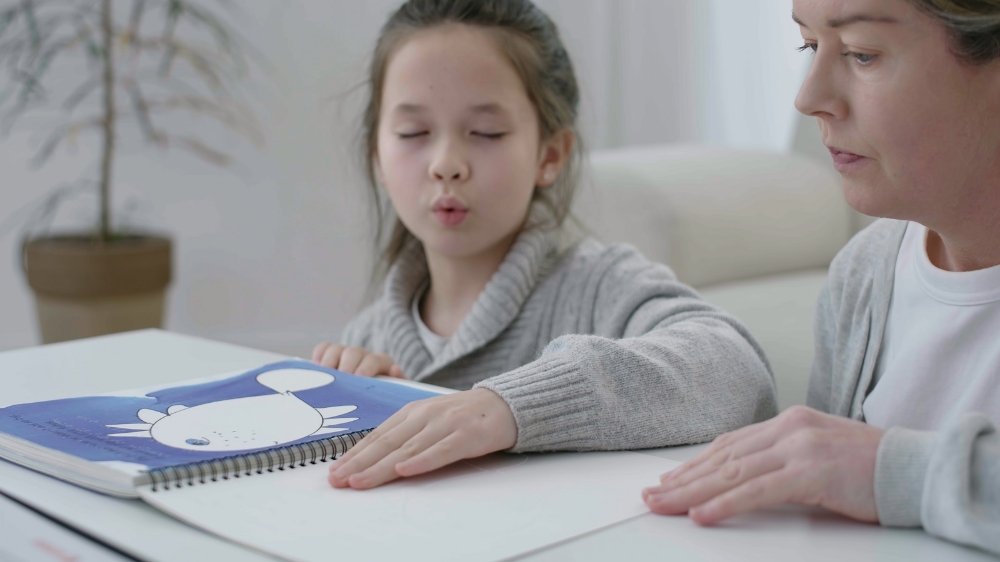 센시는 서적에 있는 글자는 물론 이미지와 복잡한 수식도 점자로 전환해주는 알고리즘을 구현했다. 사진=SK텔레콤