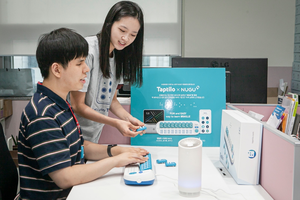 오파테크는 점자학습기 ‘탭틸로’와 AI 스피커 ‘누구’에 기반한 ‘스마트 점자학습 시스템’을 서비스하고 있다. 사진=SK텔레콤
