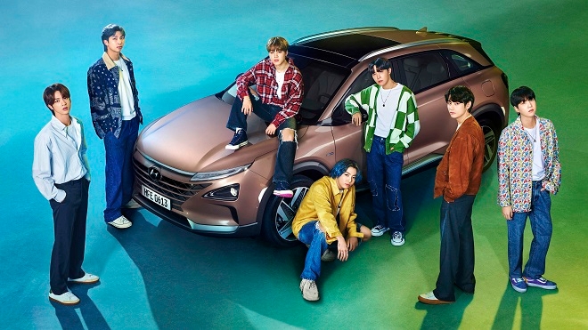 방탄소년단 멤버들이 현대차 수소전기차 넥쏘 앞에서 포즈를 취하고 있다. 사진=현대차.