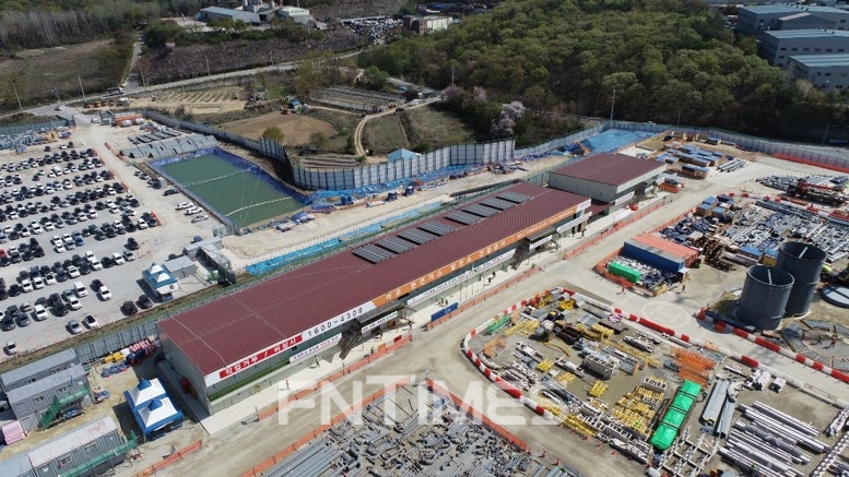 SK건설 국내 현장 사무실 지붕에 설치된 태양광 발전 설비 모습 / 사진제공=SK건설