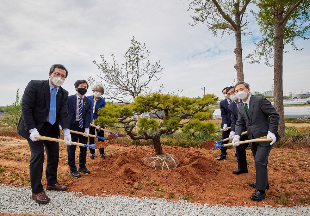 22일 전북 전주 생물산업진흥원 비즈니스센터에서 열린 도심 속 힐링공간 '케어팜(치유 농장)' 개장식에서 문성유 한국자산관리공사 사장(왼쪽 첫 번째) 등이 기념 식수에 시삽하고 있다./사진=한국자산관리공사