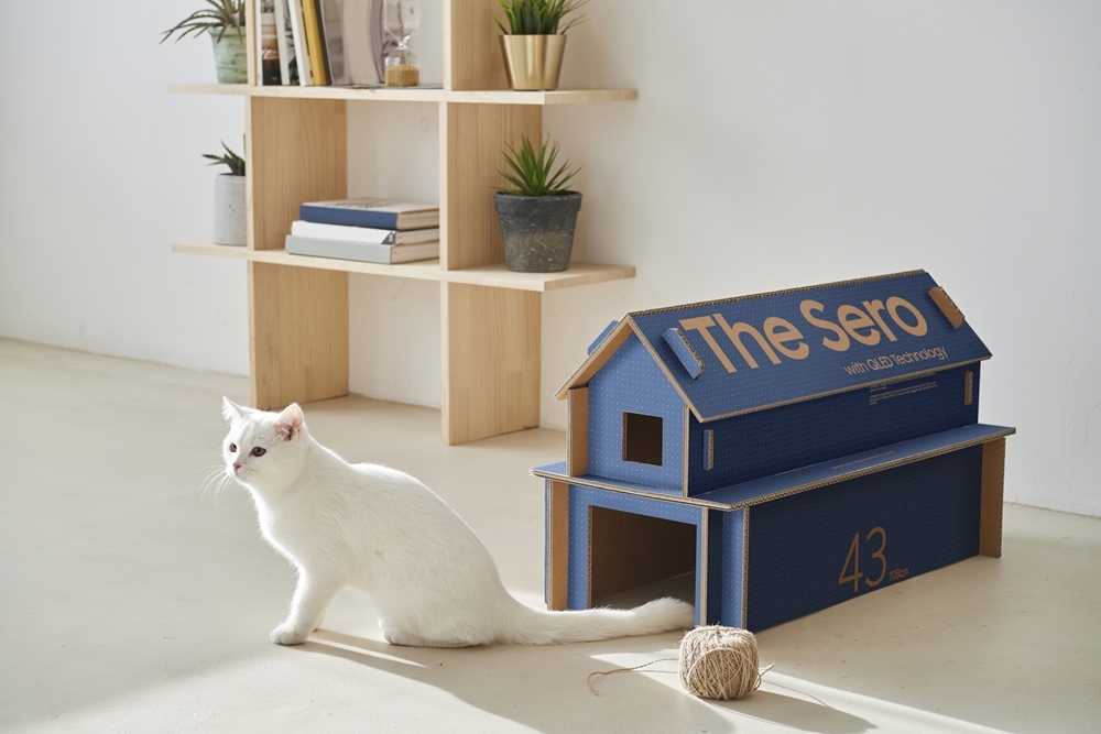 삼성전자의 라이프스타일 TV인 '더 세로'의 포장박스로 만든 고양이 집. 사진=삼성전자