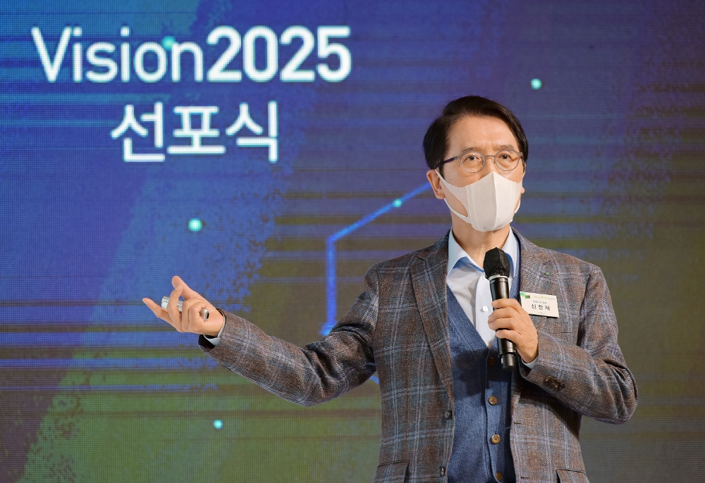 신창재 교보생명 회장이 28일 서울 광화문 교보생명 본사에서 열린 '비전(Vision)2025 선포식'에서 2025년까지 '보험, 그 이상의 가치를 전하는 문화·금융 선도 기업'이 되겠다는 새로운 비전을 선포하고 있다./사진=교보생명