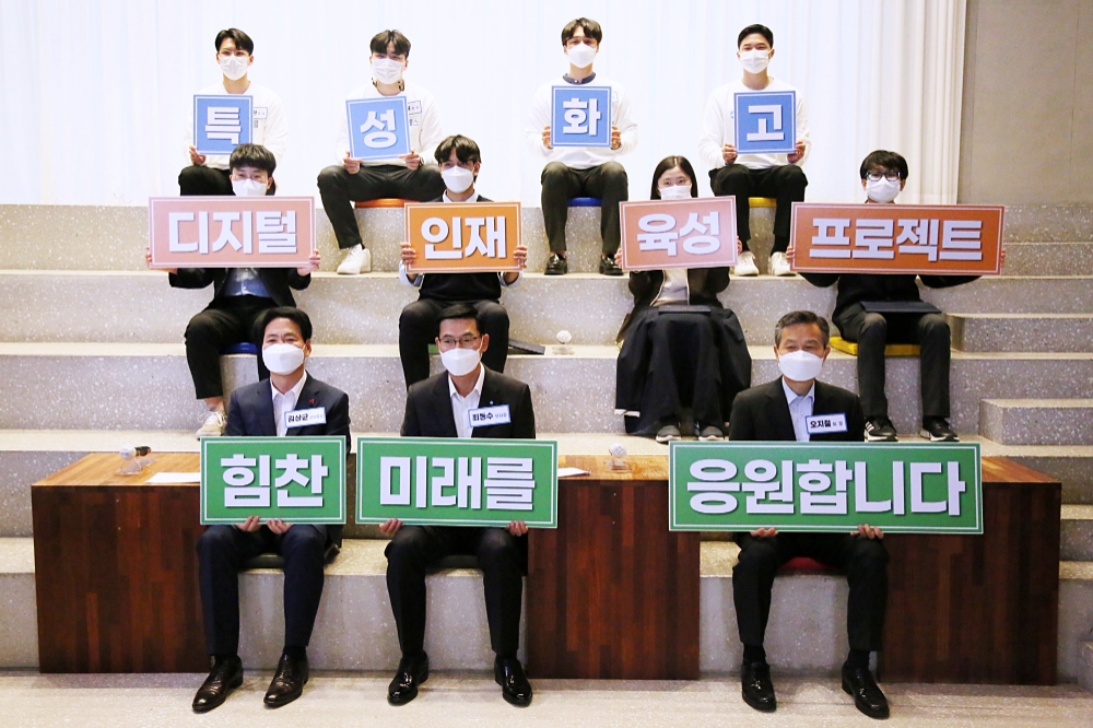 우리금융그룹은 지난 27일 '특성화고 디지털 인재 육성 프로젝트 2기 수료식 및 멘토링 행사를 진행했다. 우리금융지주 최동수 부사장(1열 가운데), 하트하트재단 오지철 회장(1열 우측), 사회복지공동모금회 김상균 사무총장(1열 좌측)과 1, 2기 대표 장학생 4명(2열) 및 우리에프아이에스 임직원 멘토(3열)가 기념사진을 촬영하고 있다./사진=우리금융그룹