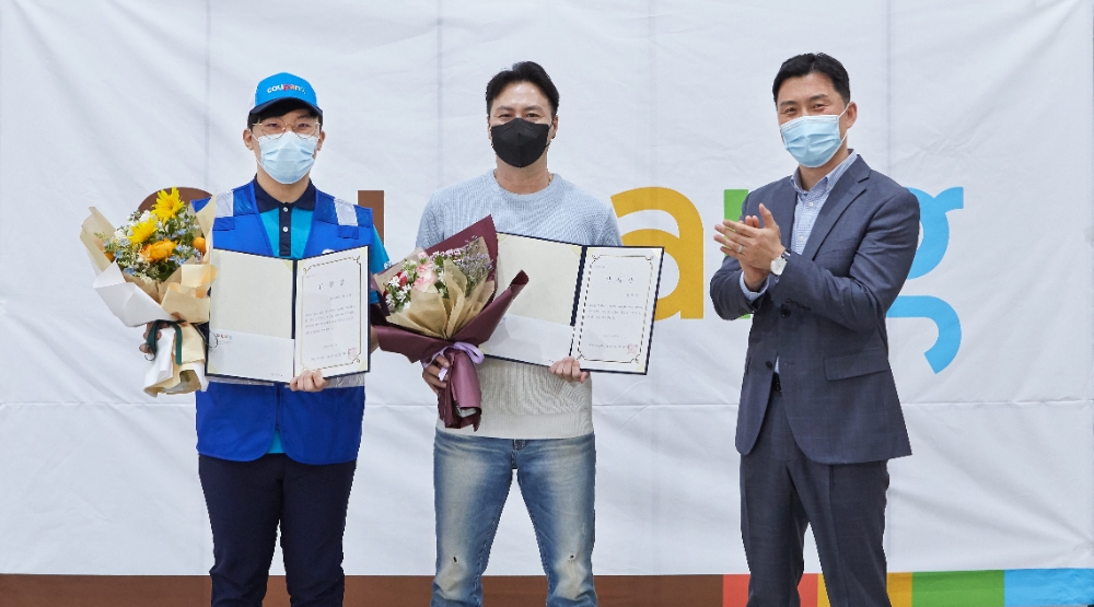 27일 오후 쿠팡 인천 캠프에서 ‘화재의인’ 쿠팡친구에게 표창장을 수여했다. 쿠팡친구 최보석씨(왼쪽에서 첫번째), 쿠팡 플렉서 김학렬씨(왼쪽에서 두번째), 쿠팡 HR부문 최인석 상무(오른쪽에서 첫번째)가 행사 종료 후 기념사진을 촬영하고 있다. / 사진제공 = 쿠팡