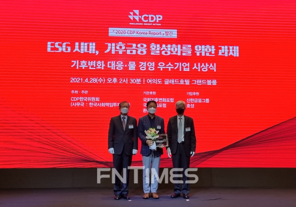 김규덕 삼성물산 전무(가운데)가 2020 CDP 기후변화대응 우수기업 시상식에 참석해 기념촬영을 하고 있다. / 사진제공=삼성물산