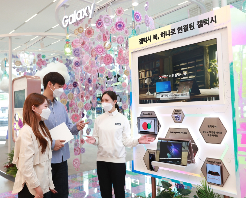 소비자들이 스마트폰·태블릿·웨어러블 기기 등 다양한 갤럭시 기기와 쉽고 편리하게 연동되는 '갤럭시 북 프로' 시리즈의 혁신적인 연결성을 체험하고 있다. 사진=삼성전자