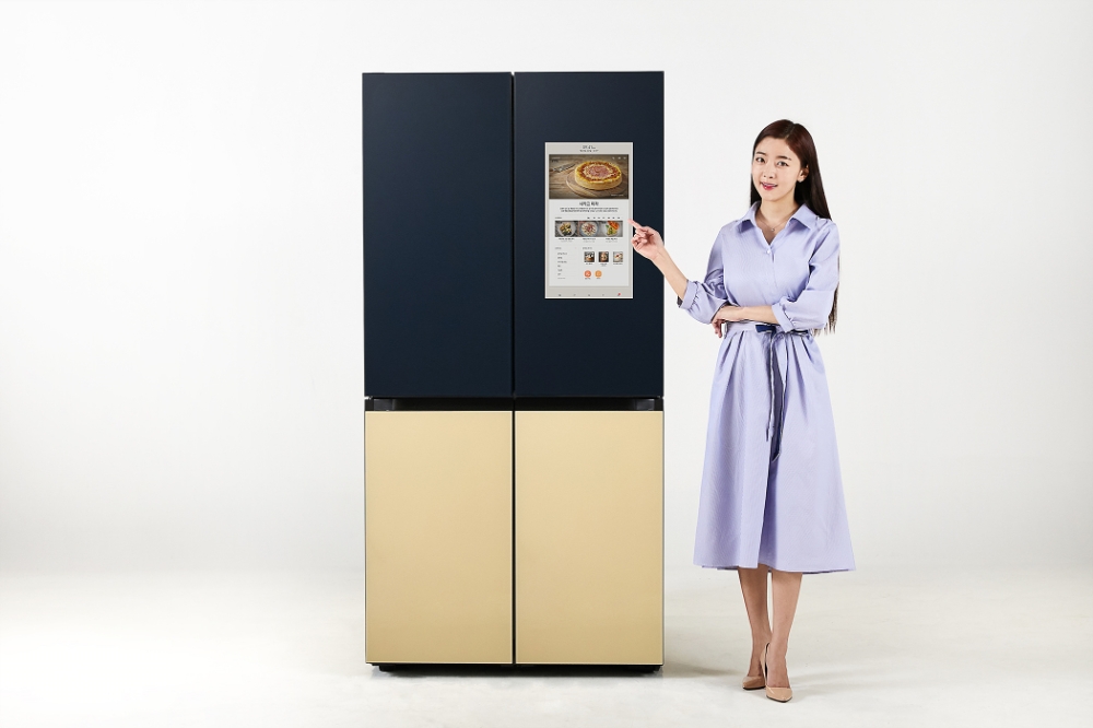 삼성전자 모델이 수원 삼성 디지털시티에서 신제품 '비스포크 냉장고 패밀리허브'를 소개하고 있다. 사진=삼성전자