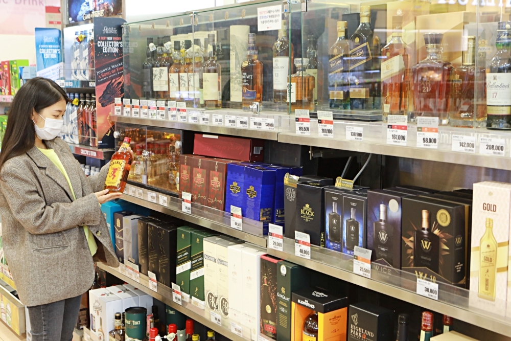 롯데마트에서 주류를 쇼핑하고 있는 고객 모습. / 사진제공 = 롯데쇼핑