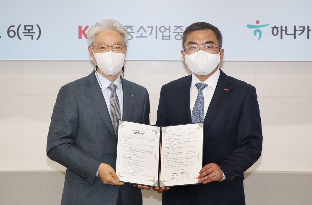 권길주 하나카드 사장(왼쪽)이 6일 서승원 중기중앙회 상근부회장(오른쪽)과 소기업·소상공인 금융지원을 위한 업무 협약을 체결했다. /사진=하나카드