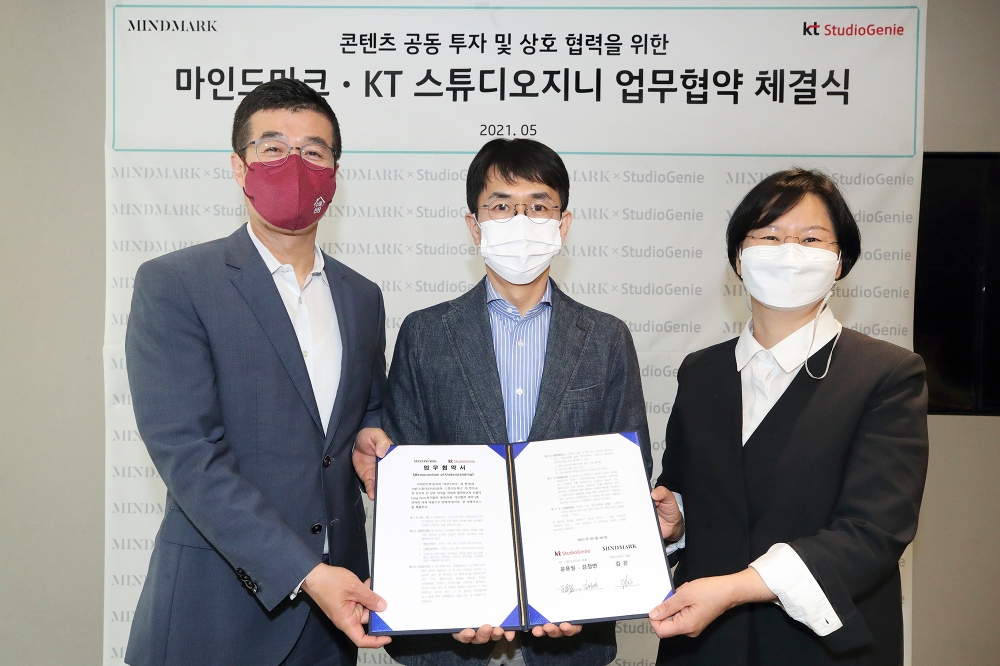 (왼쪽부터) 윤용필 KT 스튜디오지니 대표, 김은 마인드마크 대표, 김철연 KT 스튜디오지니 대표가 오리지널 콘텐츠 제작 경쟁력 강화를 위한 업무 협약을 맺었다. 사진=KT