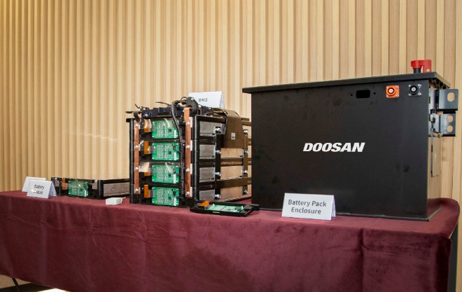 두산인프라코어는 자체 개발한 배터리팩 시제품 1호기를 제작 완료했다. 사진=두산인프라코어.